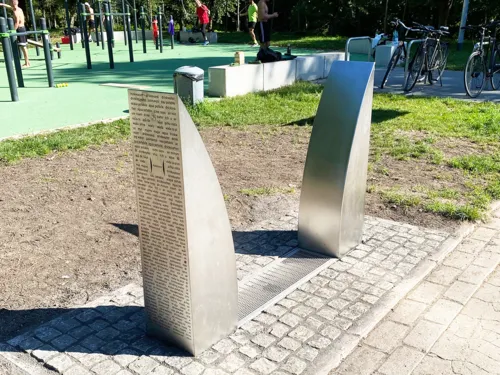 Ein Trinkwasserbrunnen an einem Fitnessparcours.